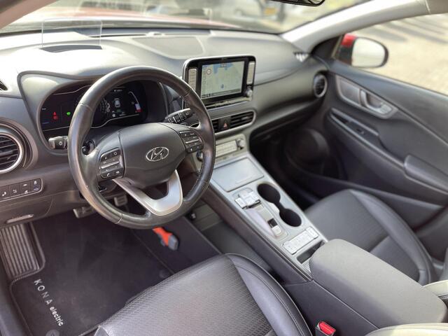 Hyundai Kona EV Premium 64 kWh | Leder | Head-Up Display | Stuur- + Stoelverwarming | Apple Carplay/Android Auto | Premium Audio | Rijklaarprijs!
