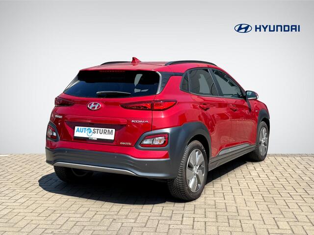 Hyundai Kona EV Premium 64 kWh | Head-Up Display | Navigatie | Camera | Leder | Adapt. Cruise Control | Stuur- + Stoelverwarming | Rijklaarprijs!