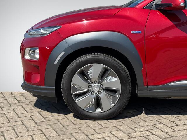 Hyundai Kona EV Premium 64 kWh | Head-Up Display | Navigatie | Camera | Leder | Adapt. Cruise Control | Stuur- + Stoelverwarming | Rijklaarprijs!
