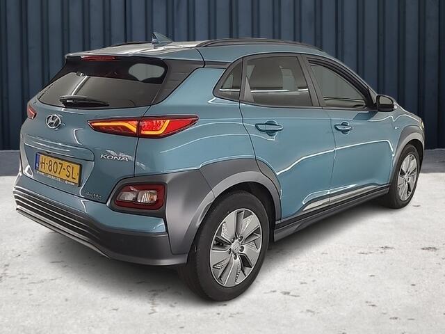 Hyundai Kona EV Premium 64 kWh (204 PK) 1e-Eig. & Keurig-Onderh. BOVAG-Garantie. NL-Auto. Warmtepomp, Half-Leer, Navigatie/Apple-Carplay/Android-Auto, Adaptive-Cruisecontrol, Keyless-Entry/Start, Parkeersensoren-V+A, Achteruitrijcamera, Head-Up, DAB, Gevent/Verw-Voors