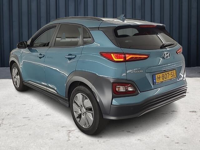 Hyundai Kona EV Premium 64 kWh (204 PK) 1e-Eig. & Keurig-Onderh. BOVAG-Garantie. NL-Auto. Warmtepomp, Half-Leer, Navigatie/Apple-Carplay/Android-Auto, Adaptive-Cruisecontrol, Keyless-Entry/Start, Parkeersensoren-V+A, Achteruitrijcamera, Head-Up, DAB, Gevent/Verw-Voors
