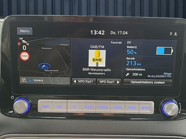 Hyundai Kona EV Premium 64 kWh (204 PK) 1e-Eig. & Keurig-Onderh. BOVAG-Garantie. NL-Auto. Warmtepomp, Half-Leer, Navigatie/Apple-Carplay/Android-Auto, Adaptive-Cruisecontrol, Keyless-Entry/Start, Parkeersensoren-V+A, Achteruitrijcamera, Head-Up, DAB, Gevent/Verw-Voors