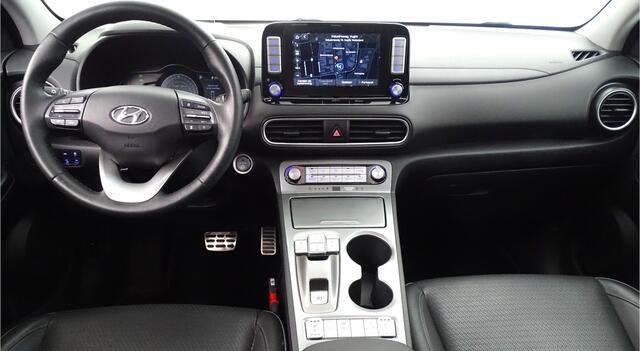 Hyundai Kona EV Premium 64 kWh LEDER-SCHUIFDAK-1e EIG Headup,Carplay,premium audio draadloze telefoonlader, ESP, privacy glas, HUD, hil hold, keyless entr ,stoel vent, stuur verwarmd