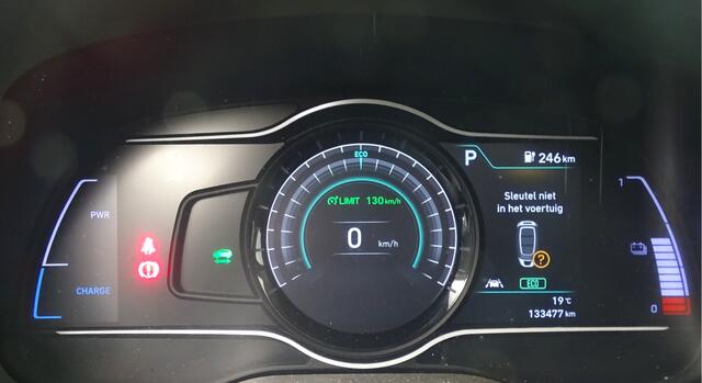 Hyundai Kona EV Premium 64 kWh LEDER-SCHUIFDAK-1e EIG Headup,Carplay,premium audio draadloze telefoonlader, ESP, privacy glas, HUD, hil hold, keyless entr ,stoel vent, stuur verwarmd