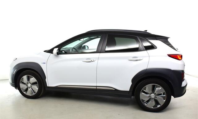 Hyundai Kona EV Premium 64 kWh LEDER-SCHUIFDAK-1e EIG Headup,Carplay,premium audio draadloze telefoonlader, ESP, privacy glas, HUD, hil hold, keyless entr ,stoel vent, stuur verwarmd