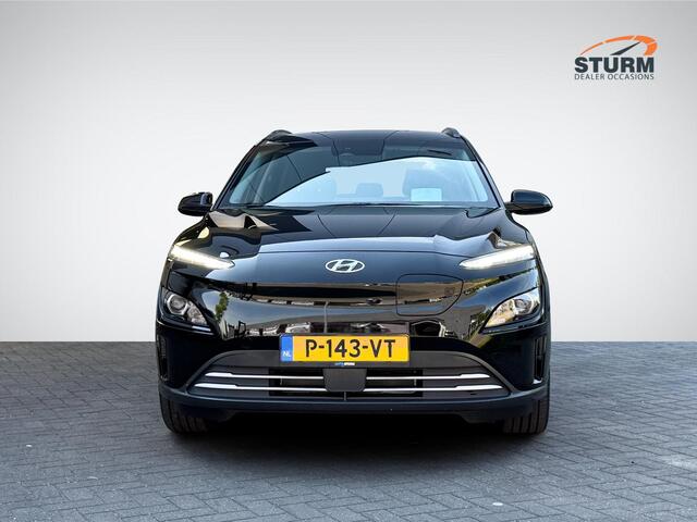 Hyundai Kona EV Fashion 64 kWh | Navigatie | Camera | Head-Up Display | Premium Audio | Adapt. Cruise Control | Dodehoek | Apple Carplay/Android Auto | Rijklaarprijs!