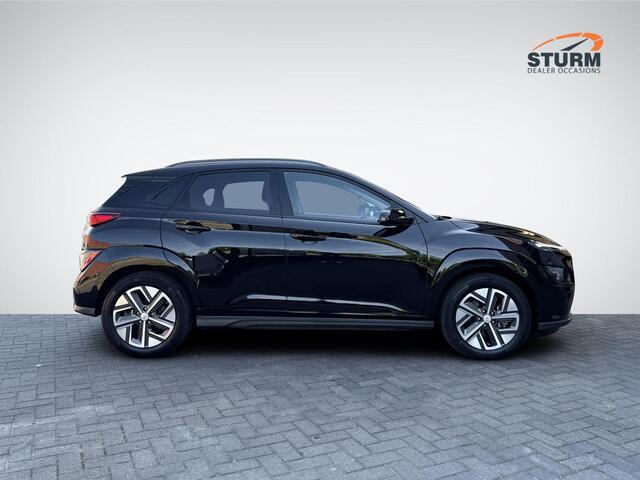 Hyundai Kona EV Fashion 64 kWh | Navigatie | Camera | Head-Up Display | Premium Audio | Adapt. Cruise Control | Dodehoek | Apple Carplay/Android Auto | Rijklaarprijs!