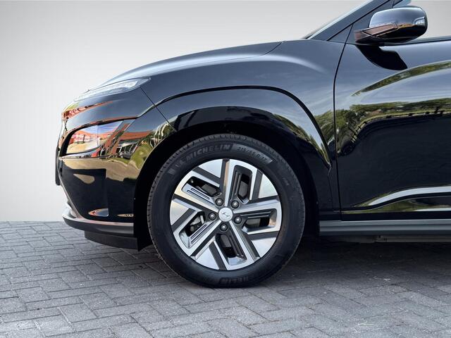 Hyundai Kona EV Fashion 64 kWh | Navigatie | Camera | Head-Up Display | Premium Audio | Adapt. Cruise Control | Dodehoek | Apple Carplay/Android Auto | Rijklaarprijs!