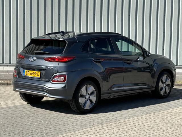 Hyundai Kona EV Premium 64 kWh / Stoel/Stuurverwarming / Stoelventilatie / Head-Up display / Keyless Entry&Start / Dodehoekdetectie / Achteruitrijcamera / Apple CarPlay/Android Auto /