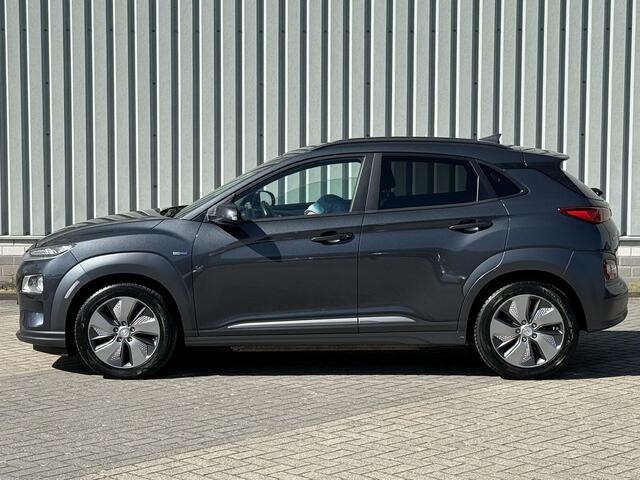 Hyundai Kona EV Premium 64 kWh / Stoel/Stuurverwarming / Stoelventilatie / Head-Up display / Keyless Entry&Start / Dodehoekdetectie / Achteruitrijcamera / Apple CarPlay/Android Auto /