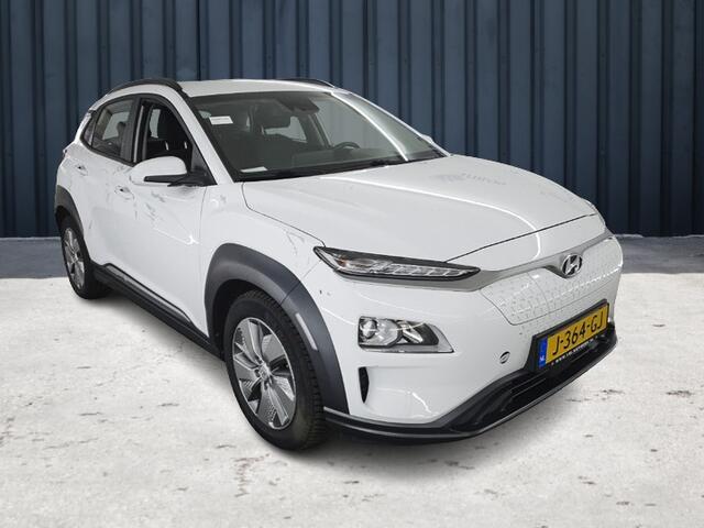 Hyundai Kona EV Comfort 64 kWh (204 PK) 1e-Eig. & Dealer-Onderh. BOVAG-Garantie. NL-Auto. Warmtepomp, Navigatie/Apple-Carplay/Android-Auto, Adaptive-Cruisecontrol, Keyless-Entry/Start, Parkeersensoren, Achteruitrijcamera, DAB, Lm-Velgen-17Inch, Privacy-Glas