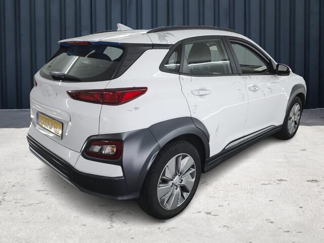 Hyundai Kona EV Comfort 64 kWh (204 PK) 1e-Eig. & Dealer-Onderh. BOVAG-Garantie. NL-Auto. Warmtepomp, Navigatie/Apple-Carplay/Android-Auto, Adaptive-Cruisecontrol, Keyless-Entry/Start, Parkeersensoren, Achteruitrijcamera, DAB, Lm-Velgen-17Inch, Privacy-Glas