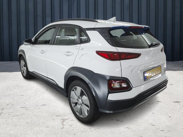 Hyundai Kona EV Comfort 64 kWh (204 PK) 1e-Eig. & Dealer-Onderh. BOVAG-Garantie. NL-Auto. Warmtepomp, Navigatie/Apple-Carplay/Android-Auto, Adaptive-Cruisecontrol, Keyless-Entry/Start, Parkeersensoren, Achteruitrijcamera, DAB, Lm-Velgen-17Inch, Privacy-Glas