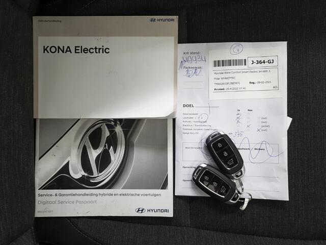 Hyundai Kona EV Comfort 64 kWh (204 PK) 1e-Eig. & Dealer-Onderh. BOVAG-Garantie. NL-Auto. Warmtepomp, Navigatie/Apple-Carplay/Android-Auto, Adaptive-Cruisecontrol, Keyless-Entry/Start, Parkeersensoren, Achteruitrijcamera, DAB, Lm-Velgen-17Inch, Privacy-Glas