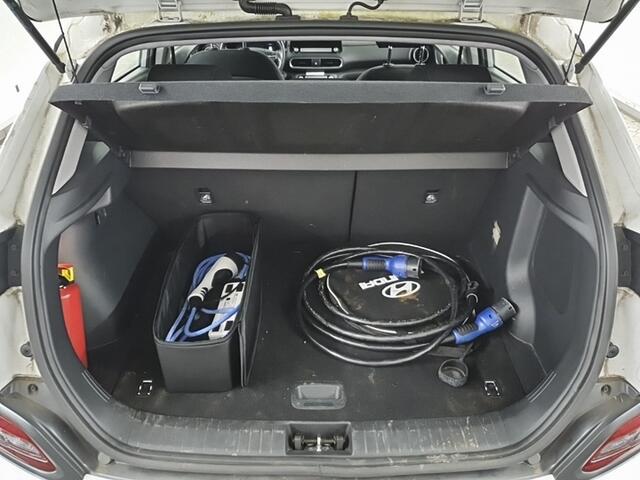 Hyundai Kona EV Comfort 64 kWh (204 PK) 1e-Eig. & Dealer-Onderh. BOVAG-Garantie. NL-Auto. Warmtepomp, Navigatie/Apple-Carplay/Android-Auto, Adaptive-Cruisecontrol, Keyless-Entry/Start, Parkeersensoren, Achteruitrijcamera, DAB, Lm-Velgen-17Inch, Privacy-Glas