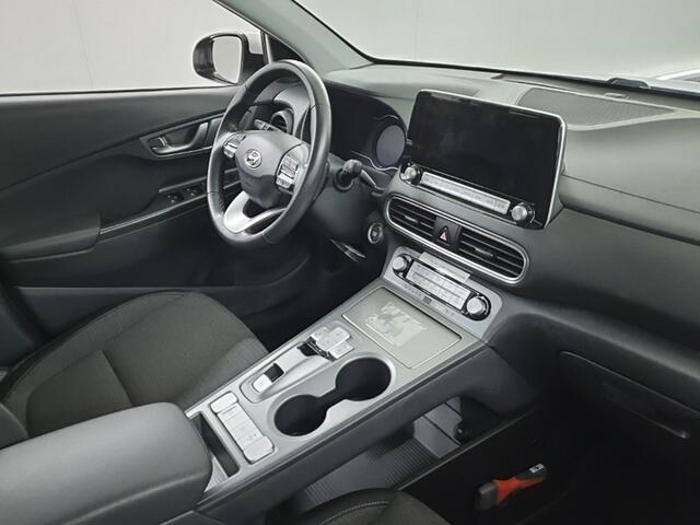Hyundai Kona EV Comfort 64 kWh (204 PK) 1e-Eig. & Dealer-Onderh. BOVAG-Garantie. NL-Auto. Warmtepomp, Navigatie/Apple-Carplay/Android-Auto, Adaptive-Cruisecontrol, Keyless-Entry/Start, Parkeersensoren, Achteruitrijcamera, DAB, Lm-Velgen-17Inch, Privacy-Glas