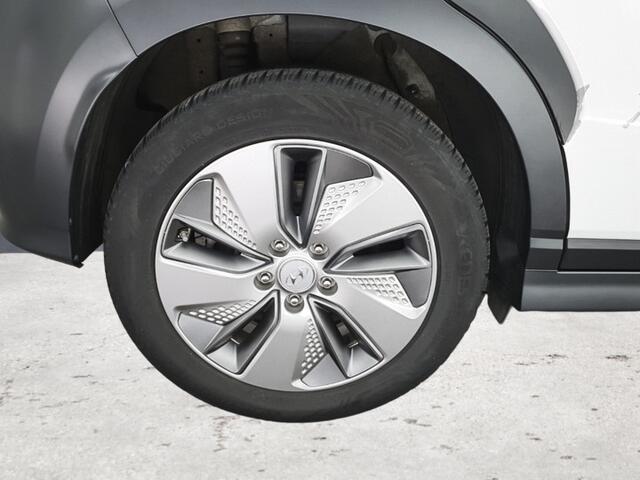 Hyundai Kona EV Comfort 64 kWh (204 PK) 1e-Eig. & Dealer-Onderh. BOVAG-Garantie. NL-Auto. Warmtepomp, Navigatie/Apple-Carplay/Android-Auto, Adaptive-Cruisecontrol, Keyless-Entry/Start, Parkeersensoren, Achteruitrijcamera, DAB, Lm-Velgen-17Inch, Privacy-Glas