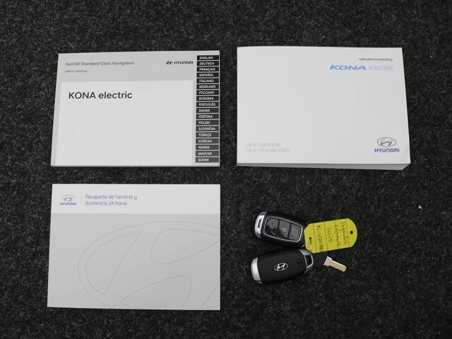 Hyundai Kona EV Fashion 64 kWh / 3 Fase Laden / HUD Display / Navigatie / Historie aanwezig / Accu SoH 100% / Cruise Control / Airco Climate control /
