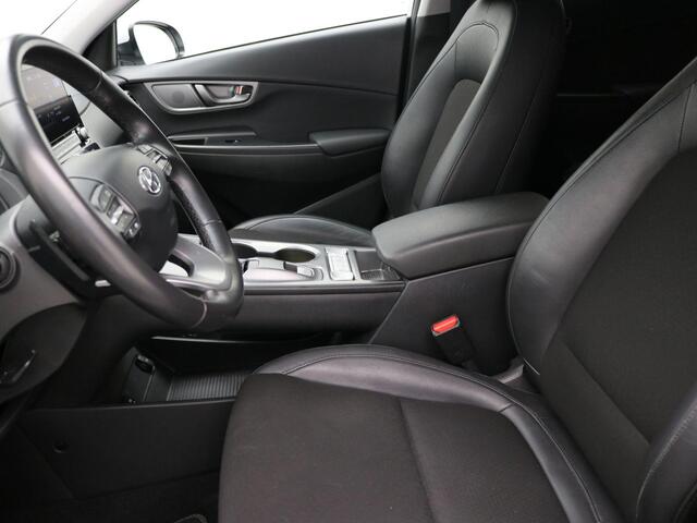 Hyundai Kona EV Fashion 64 kWh / 3 Fase Laden / HUD Display / Navigatie / Historie aanwezig / Accu SoH 100% / Cruise Control / Airco Climate control /