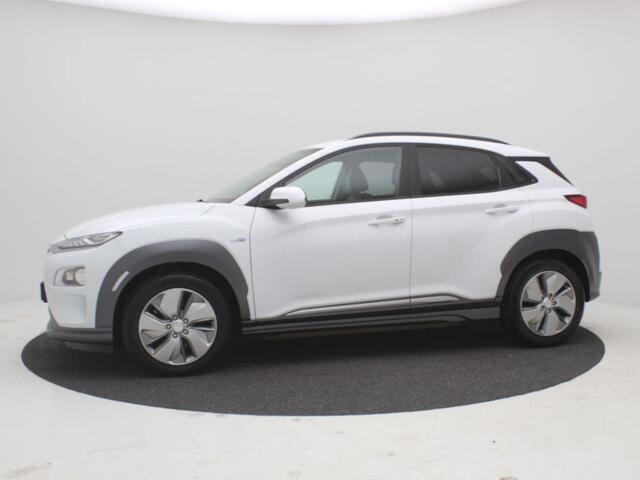 Hyundai Kona EV Fashion 64 kWh / 3 Fase Laden / HUD Display / Navigatie / Historie aanwezig / Accu SoH 100% / Cruise Control / Airco Climate control /