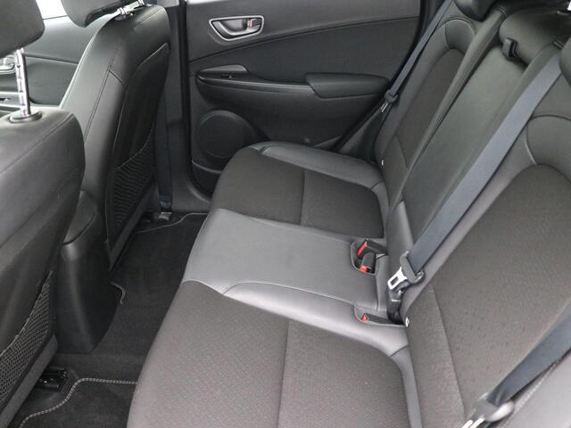 Hyundai Kona EV Fashion 64 kWh / 3 Fase Laden / HUD Display / Navigatie / Historie aanwezig / Accu SoH 100% / Cruise Control / Airco Climate control /