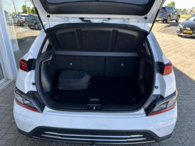Hyundai Kona EV Fashion 64 kWh | Apple carplay | Trekhaak afneembaar | All Seasonbanden | Climate control | Navigatiesysteem |