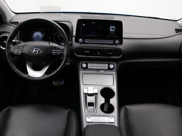 Hyundai Kona EV Premium Sky 64 kWh / Trekhaak / Warmtepomp / 3-Fase laden / Bluelink / SoH 100% / Lederen bekleding / Stoelverwarming & Stoelkoeling voor / Navigatie / Historie aanwezig / HUD Display /