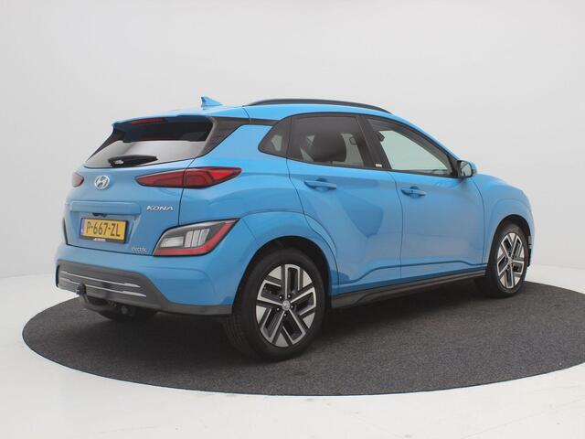 Hyundai Kona EV Premium Sky 64 kWh / Trekhaak / Warmtepomp / 3-Fase laden / Bluelink / SoH 100% / Lederen bekleding / Stoelverwarming & Stoelkoeling voor / Navigatie / Historie aanwezig / HUD Display /