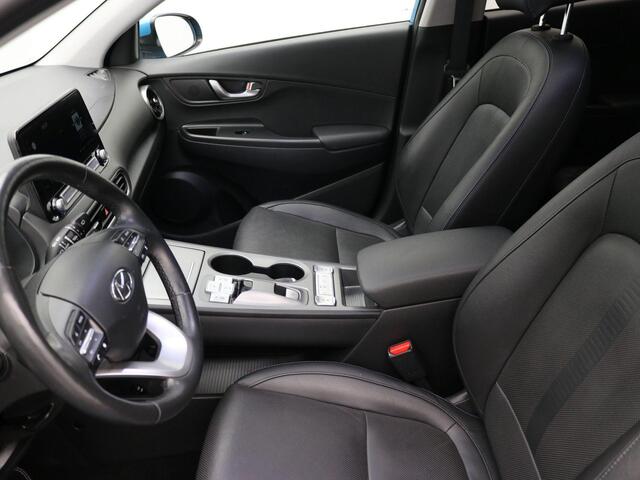 Hyundai Kona EV Premium Sky 64 kWh / Trekhaak / Warmtepomp / 3-Fase laden / Bluelink / SoH 100% / Lederen bekleding / Stoelverwarming & Stoelkoeling voor / Navigatie / Historie aanwezig / HUD Display /