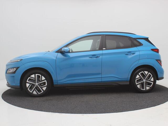 Hyundai Kona EV Premium Sky 64 kWh / Trekhaak / Warmtepomp / 3-Fase laden / Bluelink / SoH 100% / Lederen bekleding / Stoelverwarming & Stoelkoeling voor / Navigatie / Historie aanwezig / HUD Display /