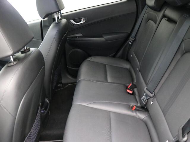 Hyundai Kona EV Premium Sky 64 kWh / Trekhaak / Warmtepomp / 3-Fase laden / Bluelink / SoH 100% / Lederen bekleding / Stoelverwarming & Stoelkoeling voor / Navigatie / Historie aanwezig / HUD Display /