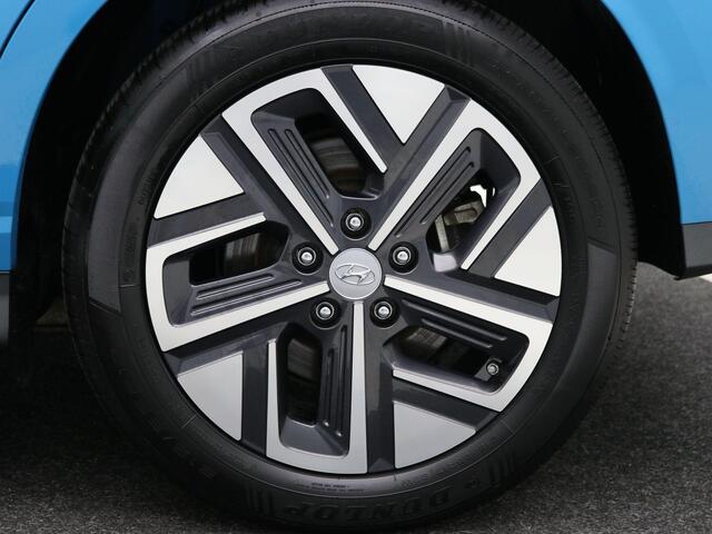 Hyundai Kona EV Premium Sky 64 kWh / Trekhaak / Warmtepomp / 3-Fase laden / Bluelink / SoH 100% / Lederen bekleding / Stoelverwarming & Stoelkoeling voor / Navigatie / Historie aanwezig / HUD Display /