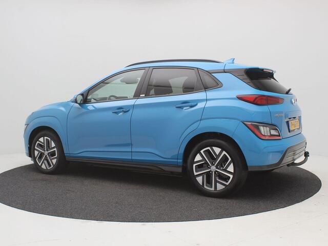 Hyundai Kona EV Premium Sky 64 kWh / Trekhaak / Warmtepomp / 3-Fase laden / Bluelink / SoH 100% / Lederen bekleding / Stoelverwarming & Stoelkoeling voor / Navigatie / Historie aanwezig / HUD Display /
