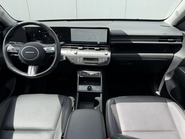 Hyundai Kona 1.6 GDI HEV Premium Sky Automaat / Schuif- & Kanteldak / Zwart Leder / Stoelverkoeling / Stoel- & Stuurverwarming / Fabrieksgarantie 05-01-29 / Navigatie / 360 Camera /