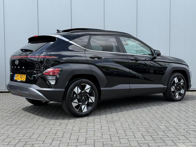 Hyundai Kona 1.6 GDI HEV Premium Sky Automaat / Schuif- & Kanteldak / Zwart Leder / Stoelverkoeling / Stoel- & Stuurverwarming / Fabrieksgarantie 05-01-29 / Navigatie / 360 Camera /
