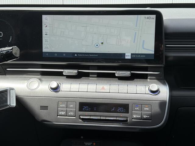 Hyundai Kona 1.6 GDI HEV Premium Sky Automaat / Schuif- & Kanteldak / Zwart Leder / Stoelverkoeling / Stoel- & Stuurverwarming / Fabrieksgarantie 05-01-29 / Navigatie / 360 Camera /