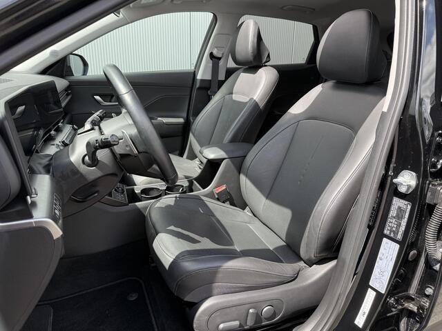 Hyundai Kona 1.6 GDI HEV Premium Sky Automaat / Schuif- & Kanteldak / Zwart Leder / Stoelverkoeling / Stoel- & Stuurverwarming / Fabrieksgarantie 05-01-29 / Navigatie / 360 Camera /