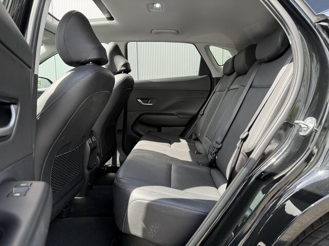Hyundai Kona 1.6 GDI HEV Premium Sky Automaat / Schuif- & Kanteldak / Zwart Leder / Stoelverkoeling / Stoel- & Stuurverwarming / Fabrieksgarantie 05-01-29 / Navigatie / 360 Camera /