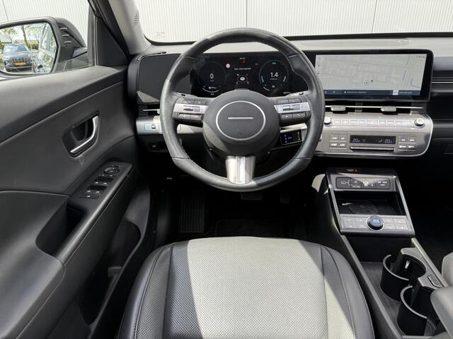 Hyundai Kona 1.6 GDI HEV Premium Sky Automaat / Schuif- & Kanteldak / Zwart Leder / Stoelverkoeling / Stoel- & Stuurverwarming / Fabrieksgarantie 05-01-29 / Navigatie / 360 Camera /