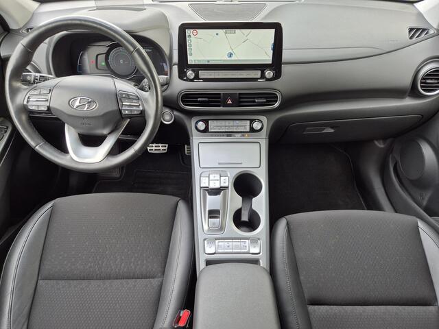 Hyundai Kona EV Premium 64 kWh Automaat / Accu Soh 100% / HUD / Allseason banden / Stuur- en stoelverwarming / Adaptief cruise control / Apple Carplay Android Auto / Achteruitrijcamera / Krell Audio Systeem /