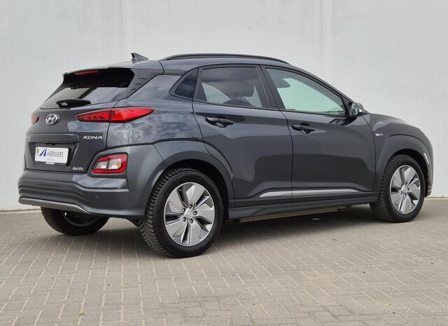 Hyundai Kona EV Premium 64 kWh Automaat / Accu Soh 100% / HUD / Allseason banden / Stuur- en stoelverwarming / Adaptief cruise control / Apple Carplay Android Auto / Achteruitrijcamera / Krell Audio Systeem /