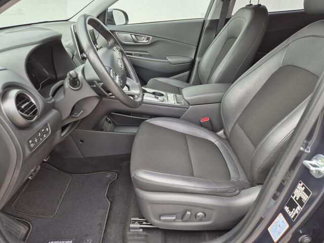 Hyundai Kona EV Premium 64 kWh Automaat / Accu Soh 100% / HUD / Allseason banden / Stuur- en stoelverwarming / Adaptief cruise control / Apple Carplay Android Auto / Achteruitrijcamera / Krell Audio Systeem /