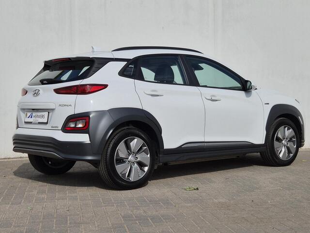 Hyundai Kona EV Comfort 64 kWh Automaat / Apple Carplay Android Auto / Adaptief cruise control / Krell Audio systeem / Achteruitrijcamera / Stuur- en Stoelverwarming / Warmtepomp /