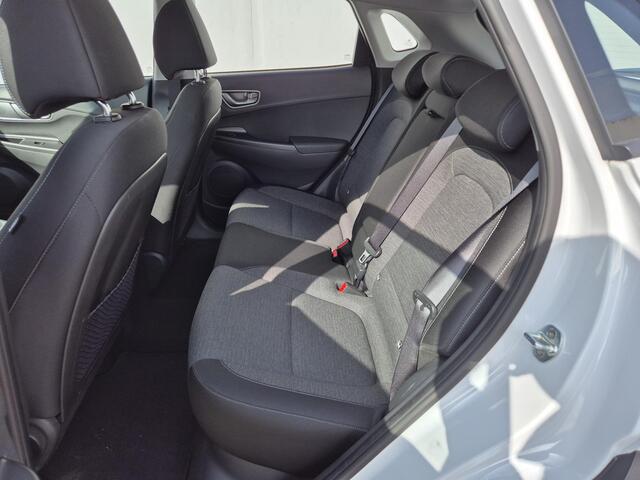 Hyundai Kona EV Comfort 64 kWh Automaat / Apple Carplay Android Auto / Adaptief cruise control / Krell Audio systeem / Achteruitrijcamera / Stuur- en Stoelverwarming / Warmtepomp /