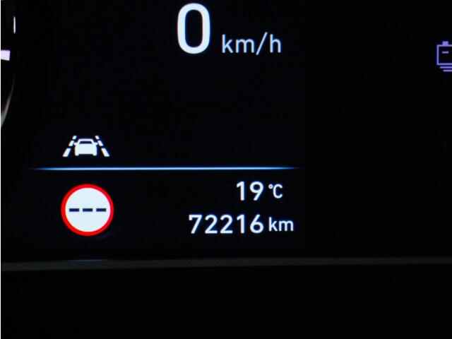 Hyundai Kona EV Premium 64 kWh | Verlaagd | Trekhaak tbv fietsendrager