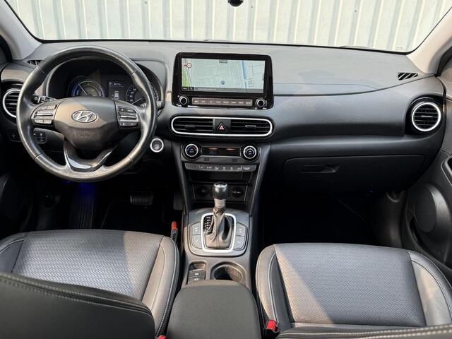 Hyundai Kona 1.6 GDI HEV Premium / Automaat / Full Options! / Origineel Nederlands / Adaptieve Cruise Control / Navigatie / Parkeersensoren / Achteruitrijcamera / Dealer Onderhouden / 1.300 KG Trekgewicht / Vierseizoenenbanden / 18 Inch Lichtmetalen Velgen / Krell Pr