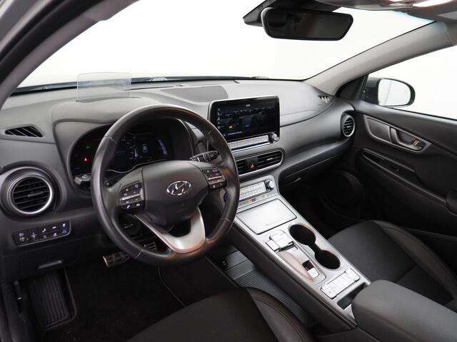 Hyundai Kona EV 64kWh Stoelverwarming Apple Carplay Android Auto Navi Ecc Adap.Cruise Head-Up Display Camera DAB PDC Fashion Design-Pack Keyless Bluelink Led Regen-Lichtsensor Dodehoek-assistent Rijstrooksensor 1e Eigenaar, 449km WLTP actieradius Heerlijke sterke en e