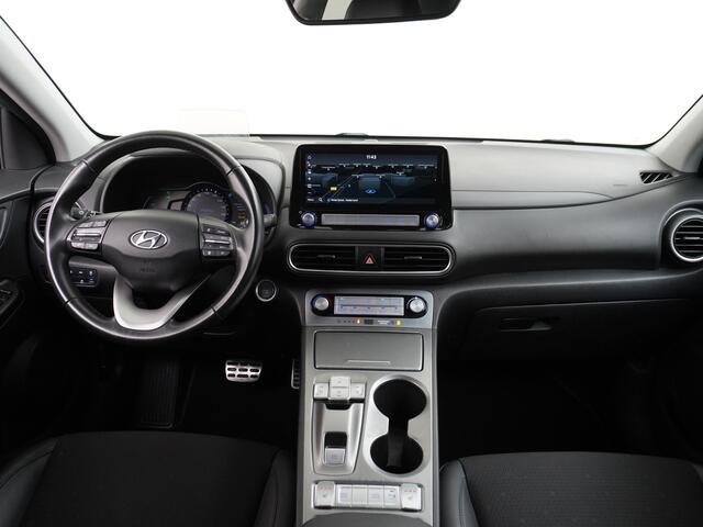 Hyundai Kona EV 64kWh Stoelverwarming Apple Carplay Android Auto Navi Ecc Adap.Cruise Head-Up Display Camera DAB PDC Fashion Design-Pack Keyless Bluelink Led Regen-Lichtsensor Dodehoek-assistent Rijstrooksensor 1e Eigenaar, 449km WLTP actieradius Heerlijke sterke en e