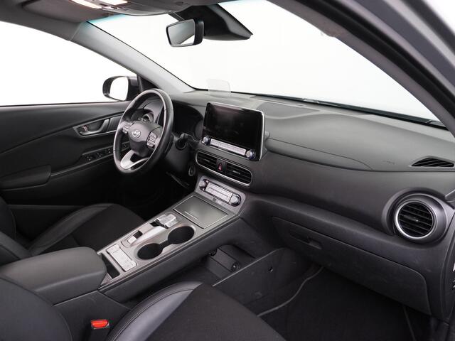 Hyundai Kona EV 64kWh Stoelverwarming Apple Carplay Android Auto Navi Ecc Adap.Cruise Head-Up Display Camera DAB PDC Fashion Design-Pack Keyless Bluelink Led Regen-Lichtsensor Dodehoek-assistent Rijstrooksensor 1e Eigenaar, 449km WLTP actieradius Heerlijke sterke en e
