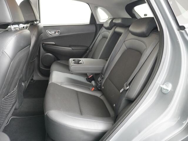 Hyundai Kona EV 64kWh Stoelverwarming Apple Carplay Android Auto Navi Ecc Adap.Cruise Head-Up Display Camera DAB PDC Fashion Design-Pack Keyless Bluelink Led Regen-Lichtsensor Dodehoek-assistent Rijstrooksensor 1e Eigenaar, 449km WLTP actieradius Heerlijke sterke en e